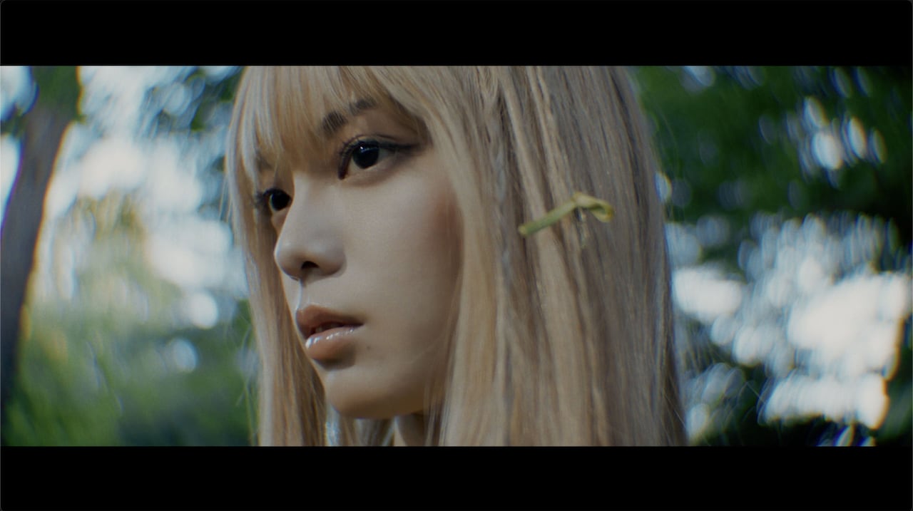 平手友梨奈、本日配信の新曲「I'm human」MVに金髪で登場