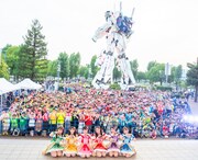 東京・ダイバーシティ東京 プラザ フェスティバル広場で宣伝部員と記念撮影する超ときめき♡宣伝部。