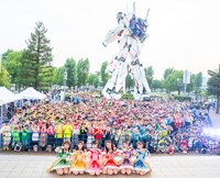 東京・ダイバーシティ東京 プラザ フェスティバル広場で宣伝部員と記念撮影する超ときめき♡宣伝部。