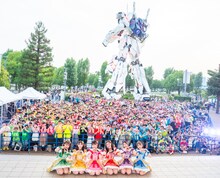 東京・ダイバーシティ東京 プラザ フェスティバル広場で宣伝部員と記念撮影する超ときめき♡宣伝部。