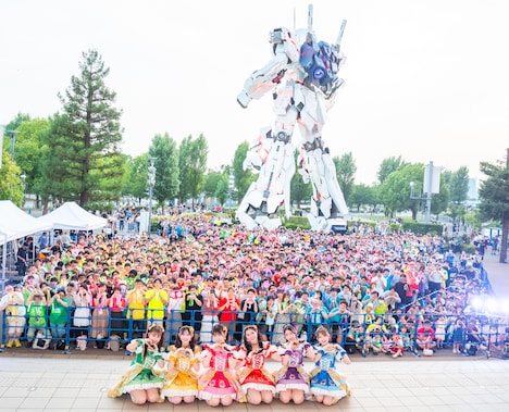 東京・ダイバーシティ東京 プラザ フェスティバル広場で宣伝部員と記念撮影する超ときめき♡宣伝部。