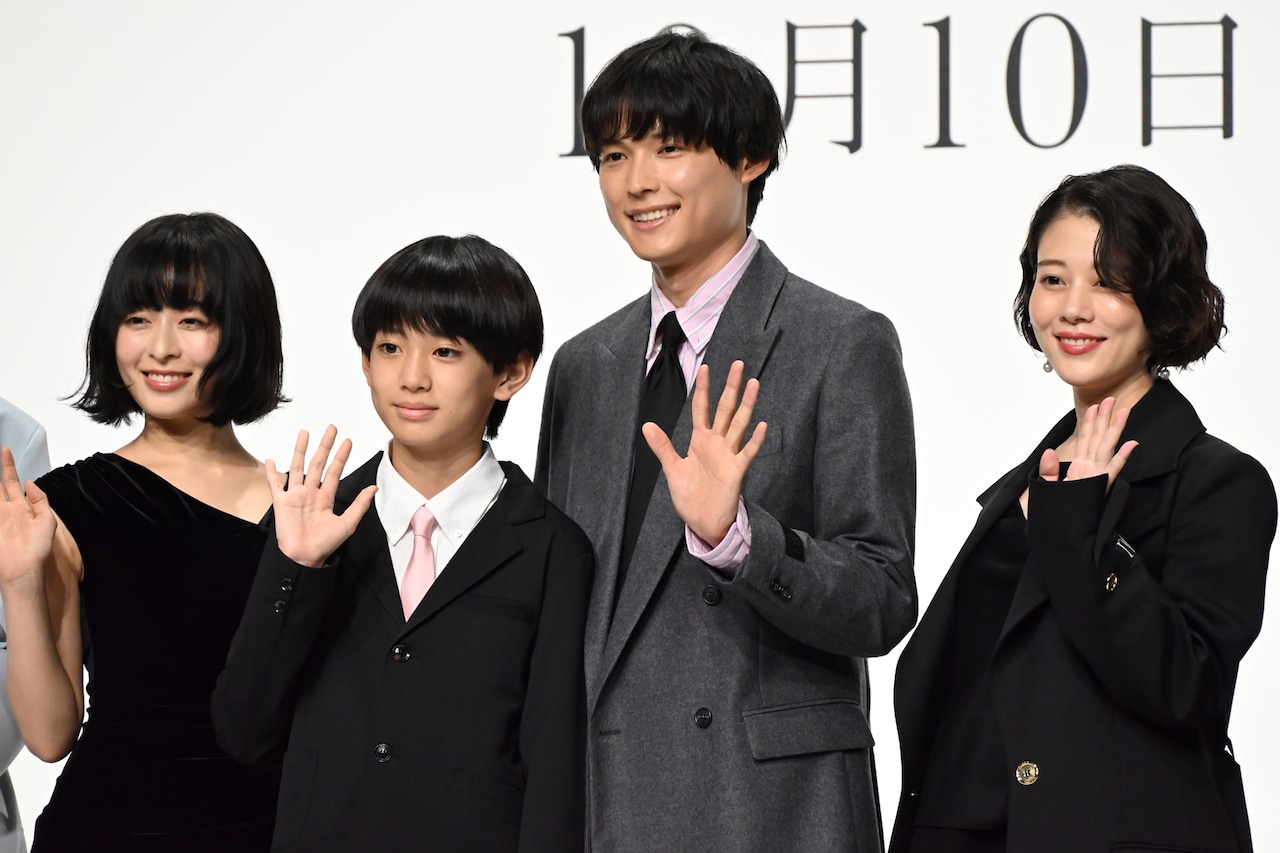左から森七菜、上田悠斗（EBiDAN NEXT）、松村北斗（SixTONES）、高畑充希。