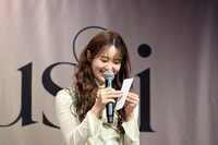 質問の紙を開くyousti。