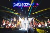 「Eve Arena Tour 2025『Under Blue』」最終公演より「デーモンダンストーキョー」のパフォーマンスシーン。（Photo by Takeshi Yao）