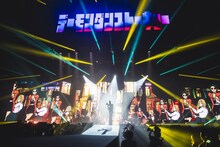 「Eve Arena Tour 2025『Under Blue』」最終公演より「デーモンダンストーキョー」のパフォーマンスシーン。（Photo by Takeshi Yao）