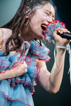 「アイラヴユー」を熱唱する風見和香。