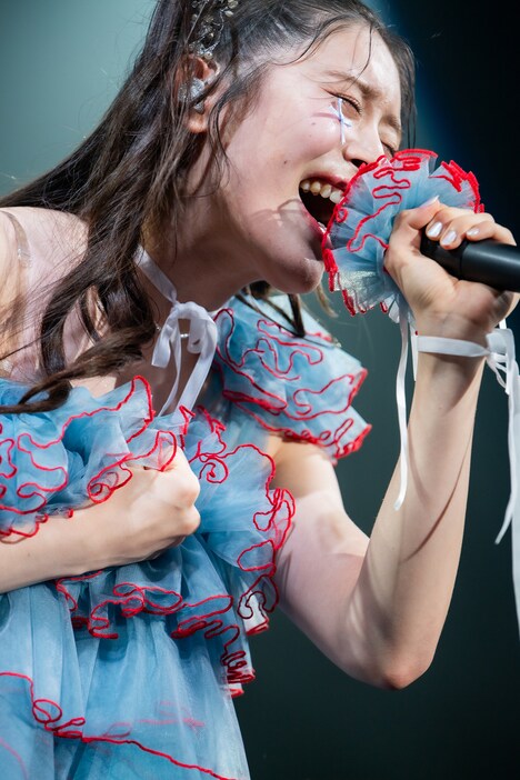 「アイラヴユー」を熱唱する風見和香。