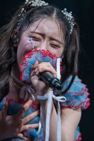 「アイラヴユー」を熱唱する風見和香。