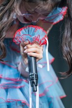 「アイラヴユー」を熱唱する風見和香。