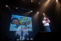 8品目の食べる順番を当てるゲームを行う風見和香。