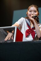 恐る恐る箱の中の巨峰に触れる風見和香。