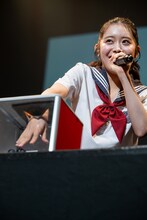 恐る恐る箱の中の巨峰に触れる風見和香。