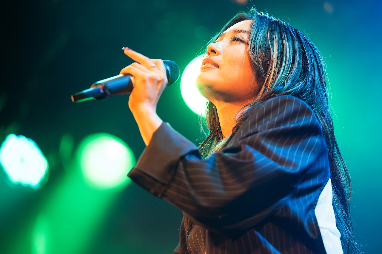 柏木ひなた、歌って踊る原点回帰のツアー「again」で盟友・安本彩花と抱き合う