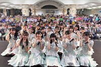 広島駅南口地下広場でファンと記念撮影するSTU48。©STU/KING RECORDS