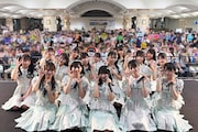 広島駅南口地下広場でファンと記念撮影するSTU48。©STU/KING RECORDS