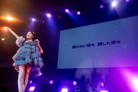 「チャイム！」を歌う風見和香。