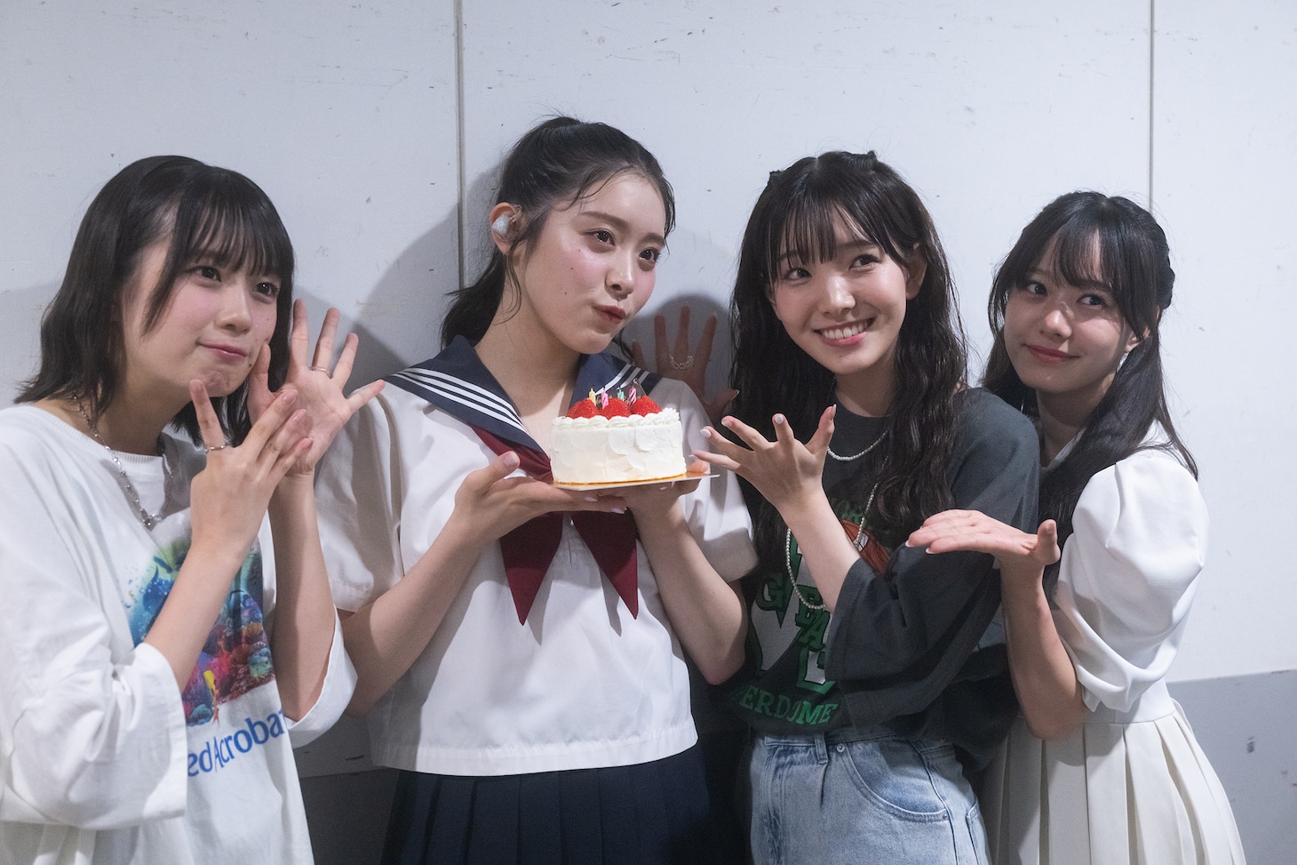 応援に駆けつけた同期の小久保柚乃（左端）と同学年の桜井えま（右から2番目）、仲村悠菜（右端）。