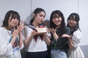 応援に駆けつけた同期の小久保柚乃(左端)と同学年の桜井えま(右から2番目)、仲村悠菜(右端)。