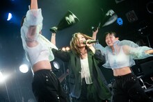 タオルを回す柏木ひなた。