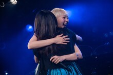 抱き合う柏木ひなたと安本彩花。