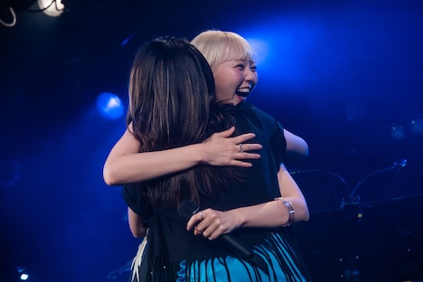 抱き合う柏木ひなたと安本彩花。