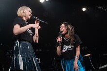 楽曲制作の裏話を明かす安本彩花（左）と爆笑する柏木ひなた（右）。