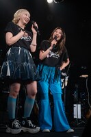 安本彩花（左）と柏木ひなた（右）。