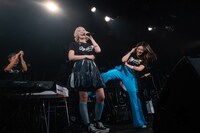 だんだん恥ずかしくなり「もう帰って……」と安本彩花の尻に蹴りを入れる柏木ひなた。