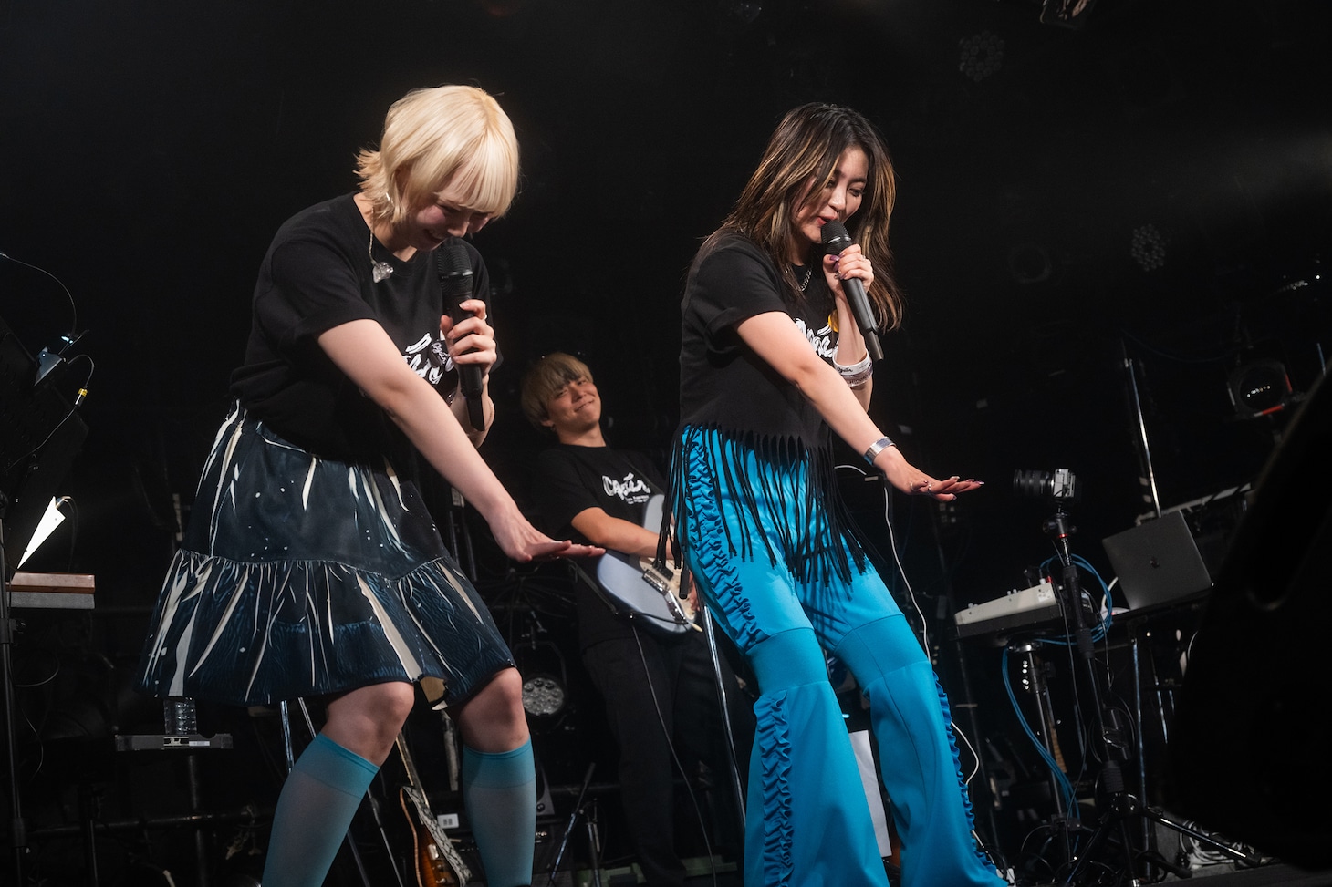 謎のポーズをとる安本彩花（左）と柏木ひなた（右）。