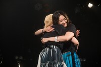 抱き合う柏木ひなたと安本彩花。