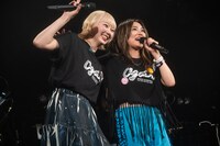 肩を組む安本彩花（左）と柏木ひなた（右）。