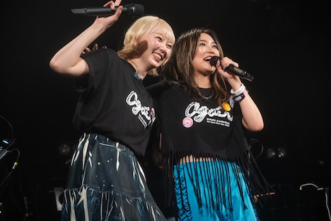 肩を組む安本彩花(左)と柏木ひなた(右)。