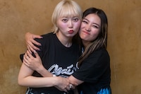 終演後の安本彩花（左）と柏木ひなた（右）。