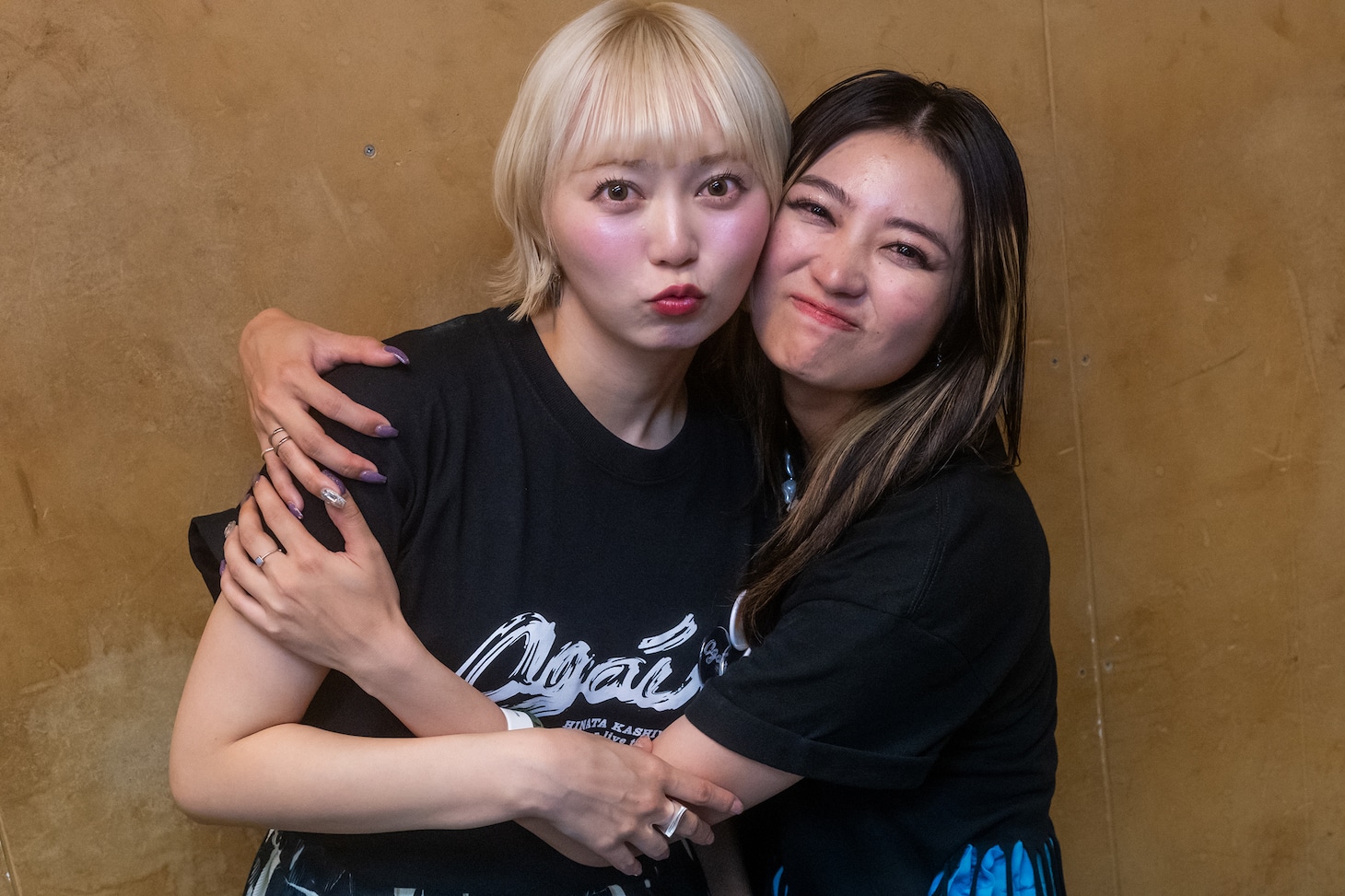 終演後の安本彩花（左）と柏木ひなた（右）。