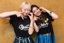 安本彩花（左）と柏木ひなた（右）の「大好きで大嫌い」ポーズ。