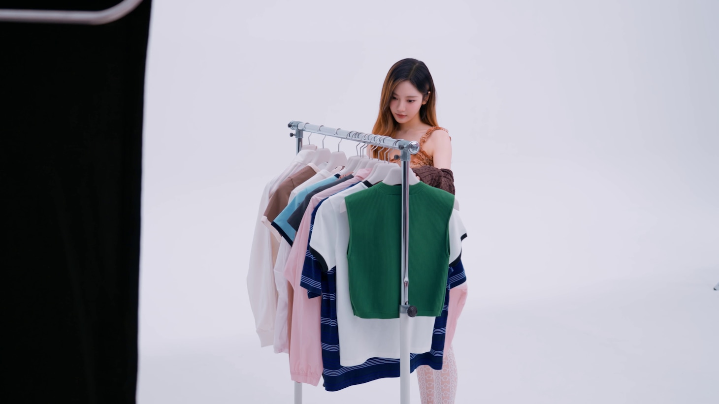 「FILA × ニンニン（aespa）ECHAPPE」メイキングより。