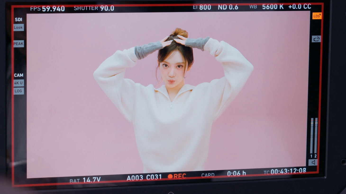 「FILA × ニンニン（aespa）ECHAPPE」メイキングより。