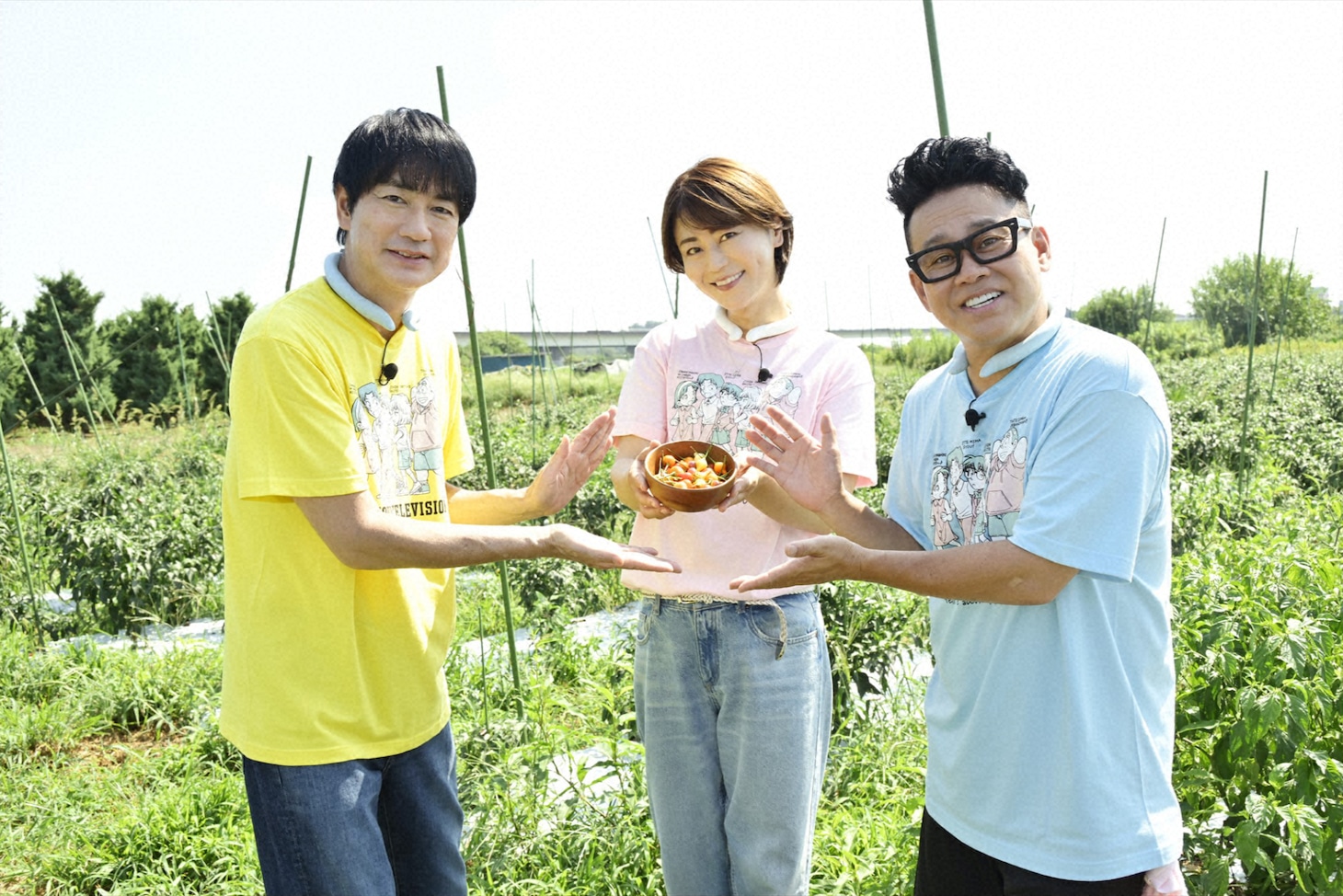 氷川きよし、色とりどりの唐辛子たちと戯れる