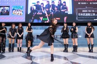 ピッチングフォームを披露する広本瑠璃。