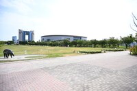 りんかい線・東京テレポート駅A出口方向から見たTOYOTA ARENA TOKYO。