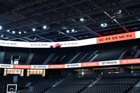 国内アリーナ初の2層リボンビジョン。上層は国内最大の大きさとなる高さ2mで、実寸の自動車も映し出せる。