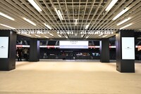 コンコースとアリーナを隔てる扉はなく、メインゲートを入るとすぐアリーナ内のセンターハングビジョンが見える。