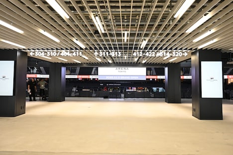 コンコースとアリーナを隔てる扉はなく、メインゲートを入るとすぐアリーナ内のセンターハングビジョンが見える。