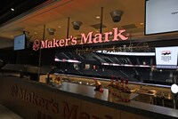 カウンター越しに試合の様子が見られる「メーカーズマークBAR」。