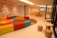 子供連れでも観戦できるFAMILY ROOM。