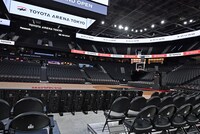 1F（アリーナ面可動席）最前列からの眺め。コンサート開催時のステージ位置は写真右側が想定されている。