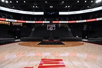 1F（アリーナ面）コート中央からの眺め。コンサート開催時のステージ位置は写真最奥が想定されている。