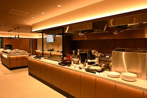 シェフが作るできたての料理が提供される最上級ラウンジ・TOYOTA PREMIUM LOUNGE。