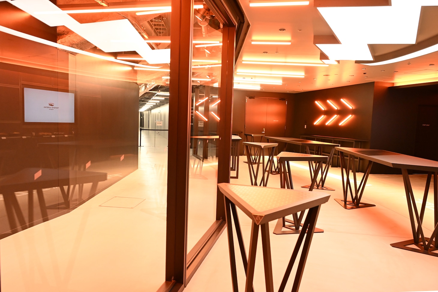 ロッカールームからコートに向かう選手を間近で見られるラウンジ・PLAYERS LOUNGE。
