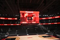 アルバルク東京クラブハウス勝利時の演出。照明設備を製造したPanasonicのロゴはこの会場限定で赤色で表示される。